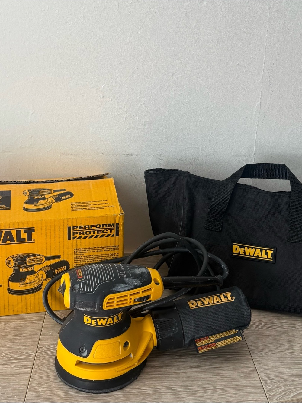 Dewalt DWE6423 5 inch Variable Speed Random Orbit Sander Kit
